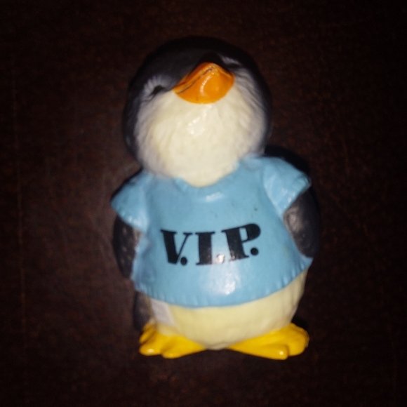 Vintage Hallmark Shirt Tales Penguin VIP Pin Back Lapel Hat Pin VTG GUC - Picture 2 of 8
